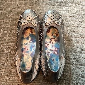 Vionic sliver ballet flats perforated bow